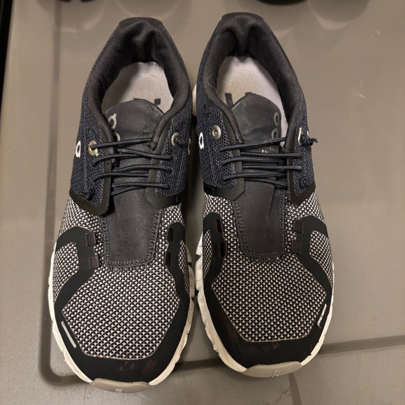 Women’s size 6.5 black on running sneakers - Picture 3 of 4